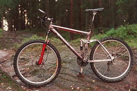 HISSIGPROPP: Ellsworth Truth er sykkelverdenens svar på BMW M5 - en diskret kraftpakke. Og den klatrer bedre enn en hardtail i terrenget, ikke mer å si om det. HISSIGPROPP: Ellsworth Truth er sykkelverdenens svar på BMW M5 - en diskret kraftpakke. Og den klatrer bedre enn en hardtail i terrenget, ikke mer å si om det.