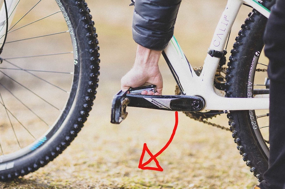 MOTSATT SIDE: Her, på den andre siden bruker du samme metode, pedalene løsnes ved å føre verktøyet bakover og nedover slik. Foto: Kristoffer H. Kippernes. slik-bytter-du-pedaler-2