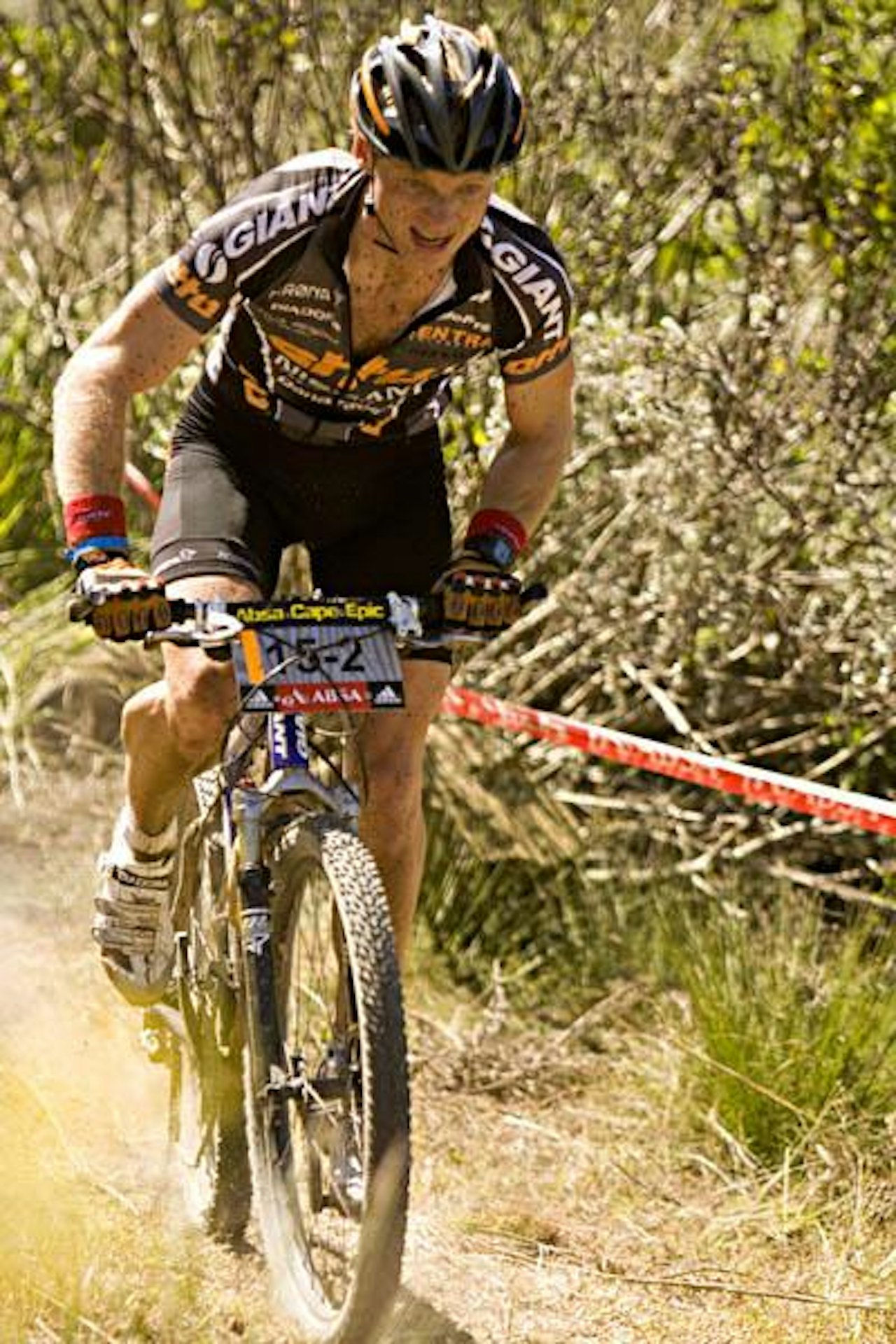 På pallen: Kristian Torgersen (bildet)og Martin Bratland er etter en super førsteetappe oppe på 3. plass sammenlagt i Cape Epic. Foto: sportzpics.net På pallen: Kristian Torgersen (bildet)og Martin Bratland er etter en super førsteetappe oppe på 3. plass sammenlagt i Cape Epic. Foto: sportzpics.net