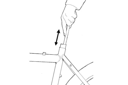 BRUK FIL: Bruk et baufilblad til å sage en splitt i setepinnen fra innsiden. Dette tar tid, vær tålmodig. setepinne sitter fast sykkel