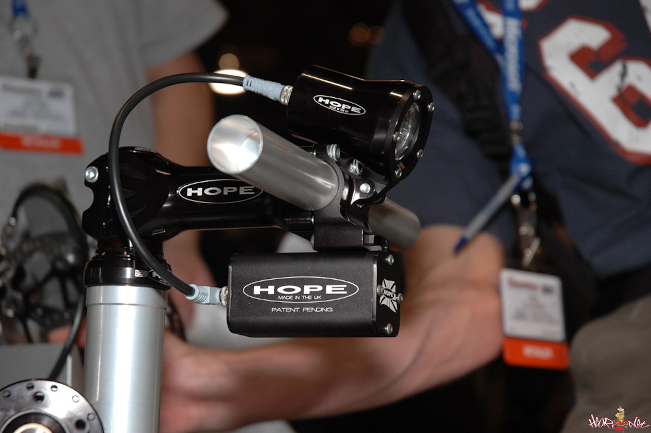 Kombinert stem og lys fra Britiske Hope. Lyset monteres ved å skifte styreklemma på fremspringet. Kombinert stem og lys fra Britiske Hope. Lyset monteres ved å skifte styreklemma på fremspringet.