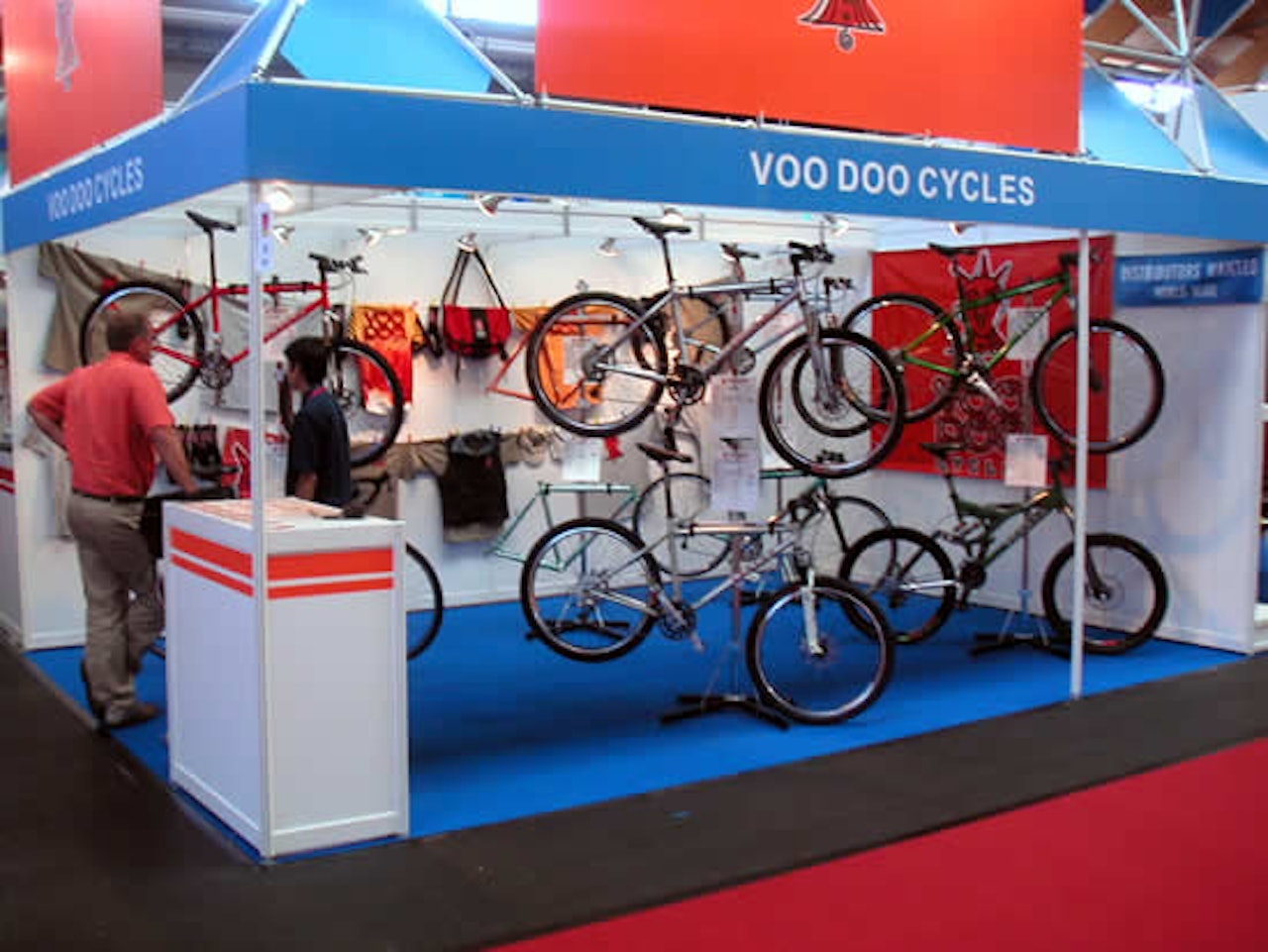 VooDoo på Eurobike: "Hvis du stikker nålene i t-skjorta sånn, så bare fyyyker du over hindringene!" Europeere syntes tydeligvis at sånne derre heksegreier var litt skummelt... VooDoo på Eurobike: "Hvis du stikker nålene i t-skjorta sånn, så bare fyyyker du over hindringene!" Europeere syntes tydeligvis at sånne derre heksegreier var litt skummelt...