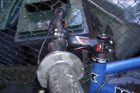 Kledelig i sort, rødt og hvitt Kledelig i sort, rødt og hvitt