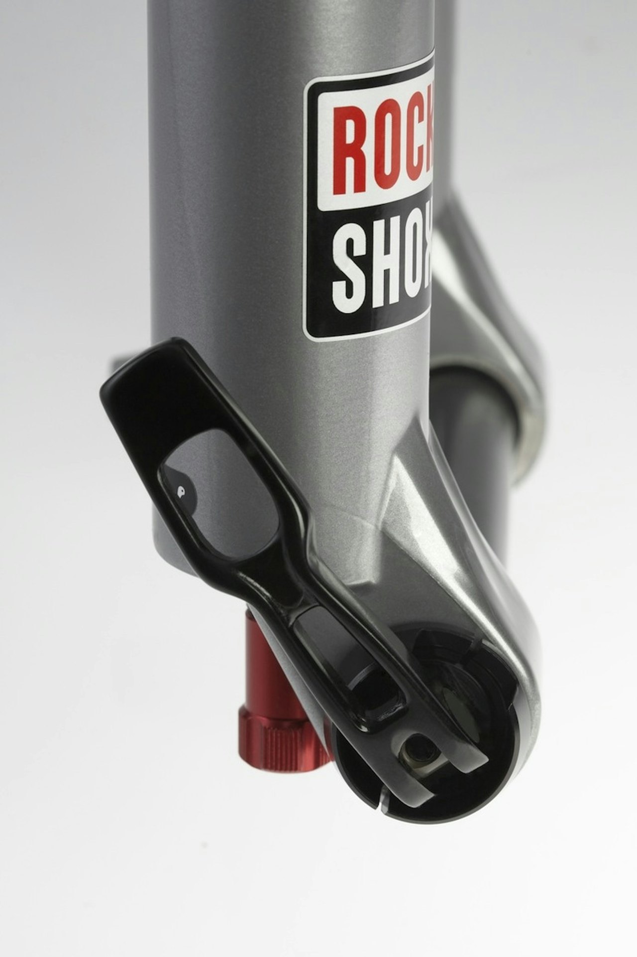 Mer biff: Gafler under 130mm vandring har til nå greid seg med vanlig hurtigkobling. Nye Reba får en mer solid løsning. Mer biff: Gafler under 130mm vandring har til nå greid seg med vanlig hurtigkobling. Nye Reba får en mer solid løsning.