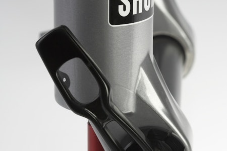 Mer biff: Gafler under 130mm vandring har til nå greid seg med vanlig hurtigkobling. Nye Reba får en mer solid løsning. Mer biff: Gafler under 130mm vandring har til nå greid seg med vanlig hurtigkobling. Nye Reba får en mer solid løsning.