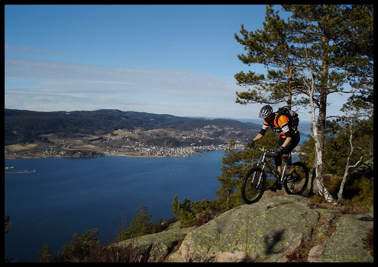 2. mars 2008: Tørt, varmt og vakkert - en smak av sommeren på Hurum i går, med Drammensfjorden og Svelvik i bakgrunnen. 2. mars 2008: Tørt, varmt og vakkert - en smak av sommeren på Hurum i går, med Drammensfjorden og Svelvik i bakgrunnen.
