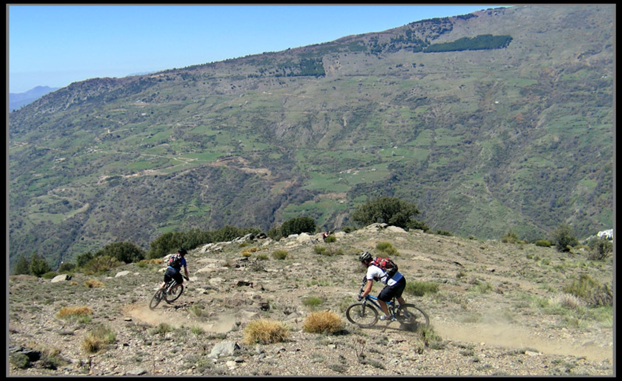 Ut på tur: Terrengsykkel-klassen skal på skoletur til vinteren, og målet blir enten Spania eller Gran Canaria. Her snakker vi utetimer! Ut på tur: Terrengsykkel-klassen skal på skoletur til vinteren, og målet blir enten Spania eller Gran Canaria. Her snakker vi utetimer!