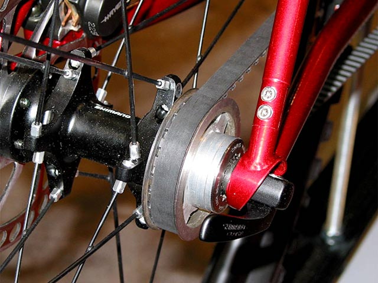 En ny vri:Dette er et Shimano-nav med en spesialkassett for bruk med tannreim i stedet for kjede. Produsent Jericho Bicycles melder om 250 gram spart, men så var det det med gir, da... En ny vri:Dette er et Shimano-nav med en spesialkassett for bruk med tannreim i stedet for kjede. Produsent Jericho Bicycles melder om 250 gram spart, men så var det det med gir, da...