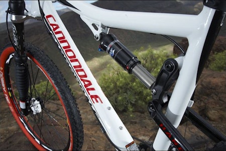 Den nye Cannondale Rize har 130 mm vandring både foran og bak og kommer i både karbon og aluminium. Den nye Cannondale Rize har 130 mm vandring både foran og bak og kommer i både karbon og aluminium.