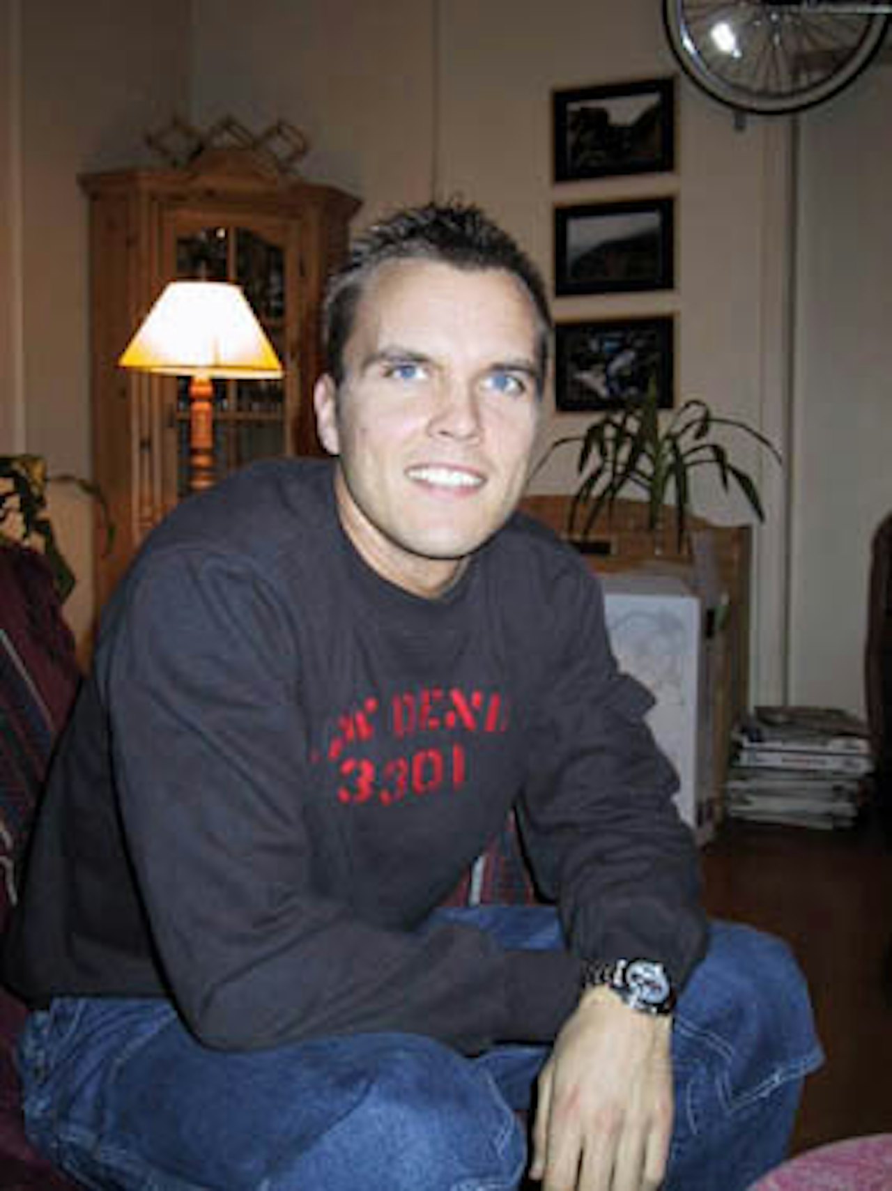 Navn/alder/bosted:Morten Iversen, 31, OsloBeste sykkelopplevelse: Det må bli TransAlp sommeren 2001Verste sykkelopplevelse: Hver gang jeg knekker girøret ute i skauen og ikke har med reserve. Det er hat!Favorittkomponent akkurat nå: Manitou Mars Super 2002, den har imponert megDrømmesykkel akkurat nå: Har ingen! Étt sted du bare MÅ sykle før du dør: Colorado Trail, særlig den siste tredjedelen - og Moab, Utah. Jobber med å få skrapet sammen med gutta for å reise, men det er ikke så mange som deler entusiasmen...Du får ha kun én sykkel de neste ti åra. Hvilken tar du? Cannondale Jekyll Navn/alder/bosted:Morten Iversen, 31, OsloBeste sykkelopplevelse: Det må bli TransAlp sommeren 2001Verste sykkelopplevelse: Hver gang jeg knekker girøret ute i skauen og ikke har med reserve. Det er hat!Favorittkomponent akkurat nå: Manitou Mars Super 2002, den har imponert megDrømmesykkel akkurat nå: Har ingen! Étt sted du bare MÅ sykle før du dør: Colorado Trail, særlig den siste tredjedelen - og Moab, Utah. Jobber med å få skrapet sammen med gutta for å reise, men det er ikke så mange som deler entusiasmen...Du får ha kun én sykkel de neste ti åra. Hvilken tar du? Cannondale Jekyll