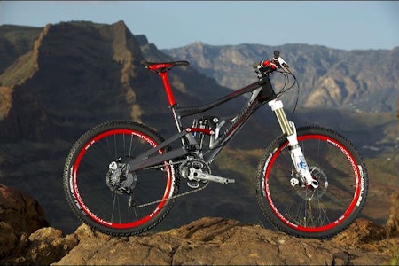 Cannondale Moto Carbon 2 veier drøye 14,5 kilo og vil koste 36 990 kroner når den havner i butikkene den 31. mai i år. Cannondale Moto Carbon 2 veier drøye 14,5 kilo og vil koste 36 990 kroner når den havner i butikkene den 31. mai i år.