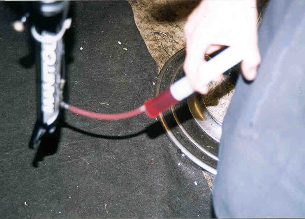 LUFTE MAGURA SKIVEBREMSER: Vi har luftet skivebremser fra Magura anno 2002. Pump oljen gjennom systemet.