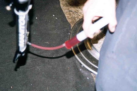 LUFTE MAGURA SKIVEBREMSER: Vi har luftet skivebremser fra Magura anno 2002. Pump oljen gjennom systemet.