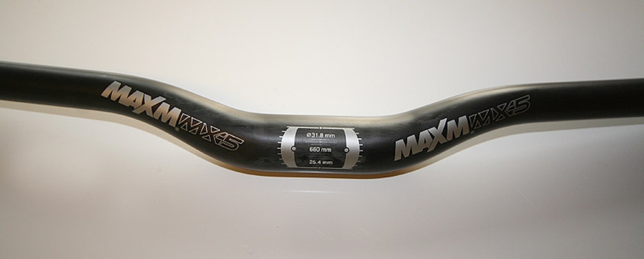 31,8 mm på midten og 660 mm bredt. Maxm MX5-styret har målene på sin side. 31,8 mm på midten og 660 mm bredt. Maxm MX5-styret har målene på sin side.