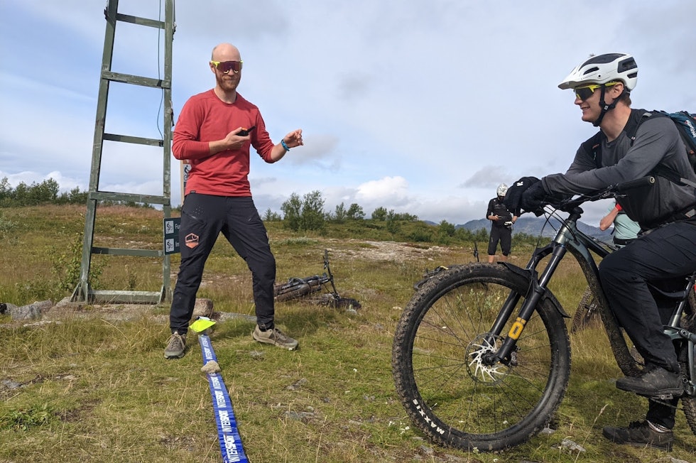 FLERE DELEKSAMENER: Nivå 3 av den felles europeiske guide-sertifiseringen består av totalt sju deleksamener, både praktiske og teoretiske. Her er sensor Kasper Madsen klar for kandidat Simon Gustavsson. Foto: Nina Gässler Guide-sertifisering EO-MTBING Leira