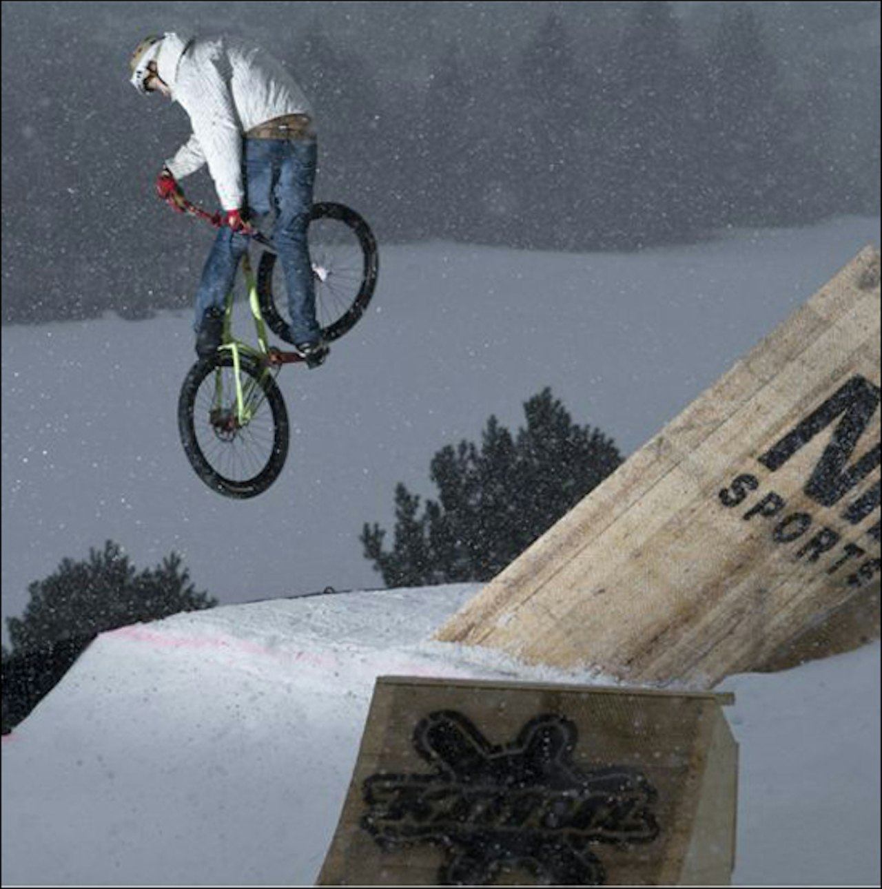 Den unge overraskelsesmannen Martin Söderström fra Sverige tailwhippet seg til en fin fjerdeplass. Foto: M. Greber, nsmb.com. Den unge overraskelsesmannen Martin Söderström fra Sverige tailwhippet seg til en fin fjerdeplass. Foto: M. Greber, nsmb.com.