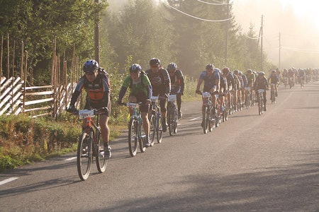 Grytidlig start er en del av prisen å betale for å være med på Norges største sykkelritt. Nå får enda flere lov til å være med på Birken. birken fredagsbirken birkebeinerrittet
