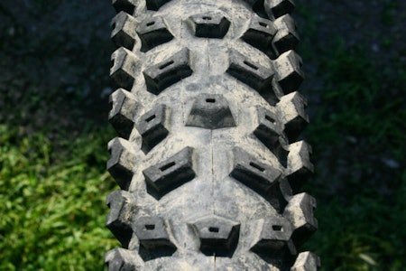 Vigilante: Azonic har levert et digert dekk for deg som kjører ekstra fort, men ikke bare nedover. Vigilante: Azonic har levert et digert dekk for deg som kjører ekstra fort, men ikke bare nedover.