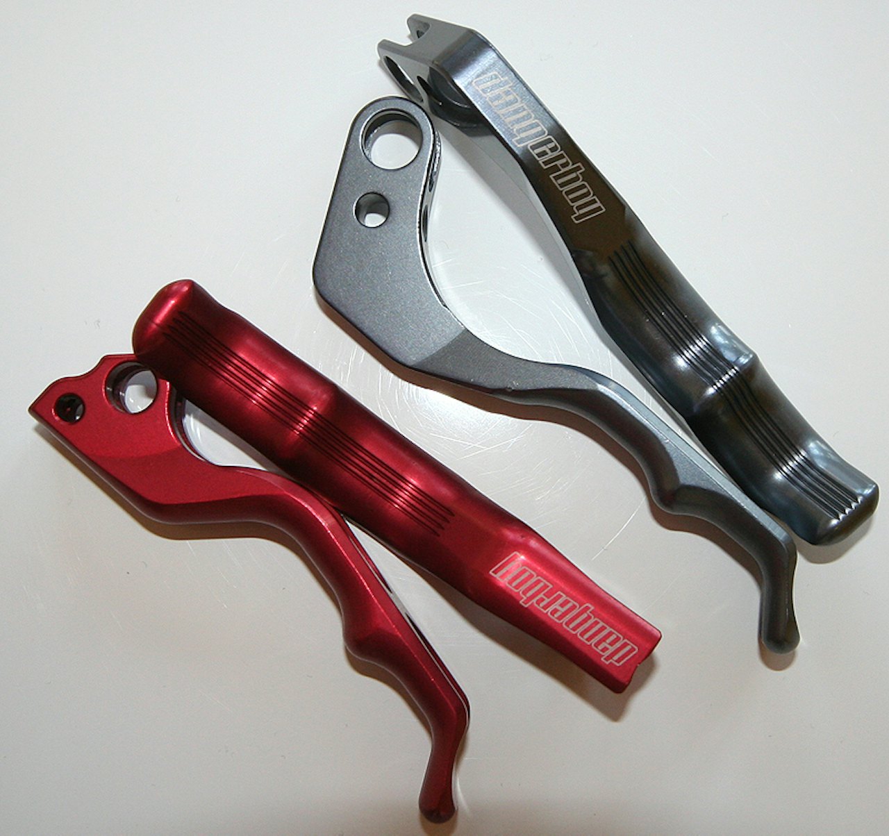 De røde hendlene til Formulas Oro-bremser veier 48 gram for paret. De grå til Juicy 5 og 7 veier 50 gram. De røde hendlene til Formulas Oro-bremser veier 48 gram for paret. De grå til Juicy 5 og 7 veier 50 gram.