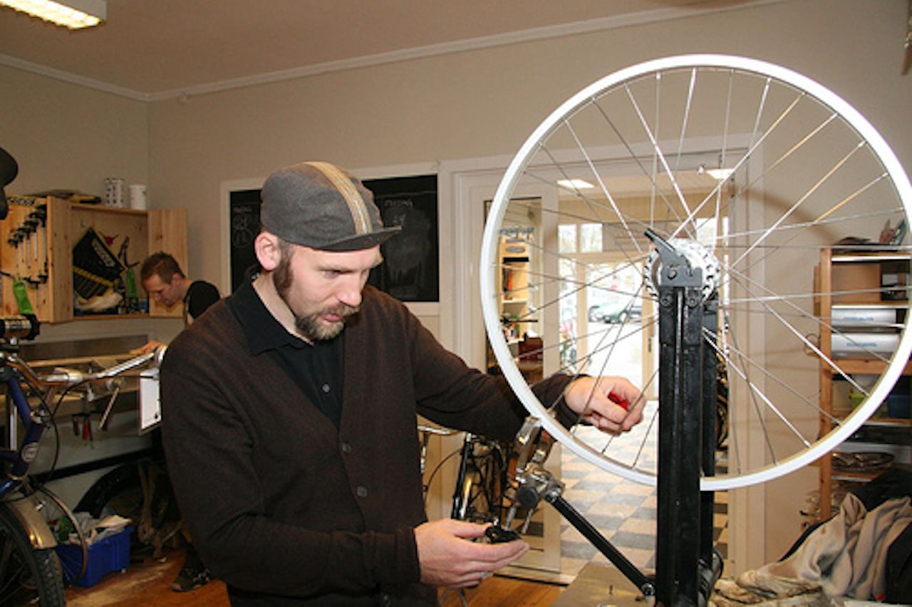 Ekspert: Rasmus Leiro er mannen som sørger for at Pedalen leverer varene. Hjulbygging er selvsagt også på menyen. Ekspert: Rasmus Leiro er mannen som sørger for at Pedalen leverer varene. Hjulbygging er selvsagt også på menyen.