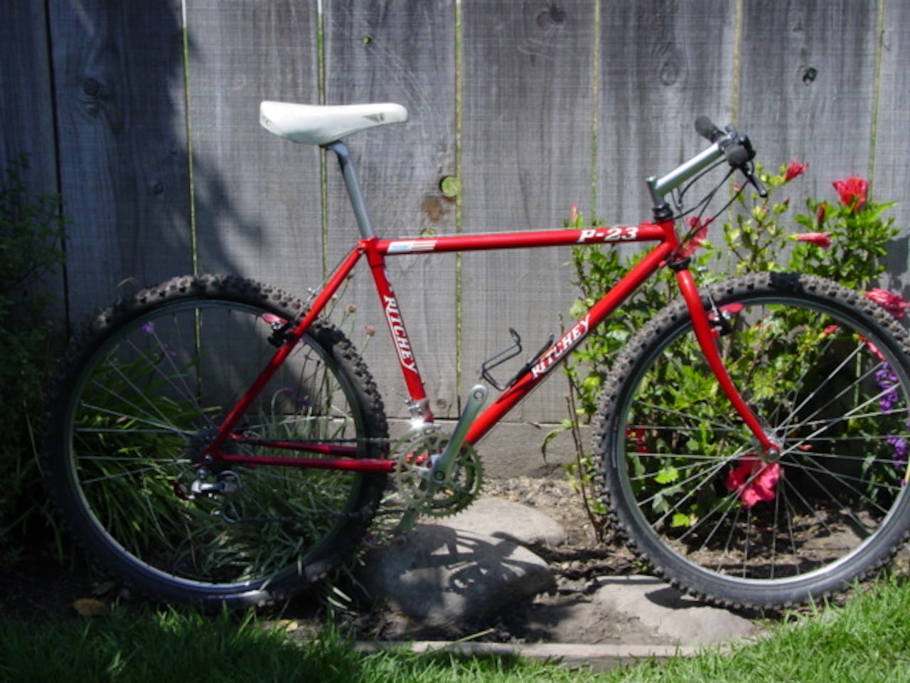 Lowrider: En flott Ritchey P-23 fra 1989/90. Noe har skjedd på gaffel/stem/styrerør-fronten de siste femten åra. Denne ville muuuligens føles snodig med en 125mm Fox Vanilla... Uansett: Nå kan du lese Ritchey-kataloger fra de siste 24 åra på nettet! Lowrider: En flott Ritchey P-23 fra 1989/90. Noe har skjedd på gaffel/stem/styrerør-fronten de siste femten åra. Denne ville muuuligens føles snodig med en 125mm Fox Vanilla... Uansett: Nå kan du lese Ritchey-kataloger fra de siste 24 åra på nettet!