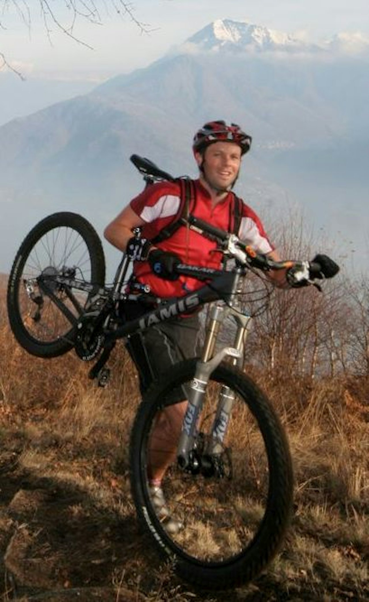 Undertegnede fikk sansen for terrengsykling lago style, selv om det i de verste bakkene medførte litt bæring. Her på vei opp til St Amate nord for Menaggio i Nord-Italia. Jeg spår at flere vil prøve seg på topptursykling i 2008. Undertegnede fikk sansen for terrengsykling lago style, selv om det i de verste bakkene medførte litt bæring. Her på vei opp til St Amate nord for Menaggio i Nord-Italia. Jeg spår at flere vil prøve seg på topptursykling i 2008.