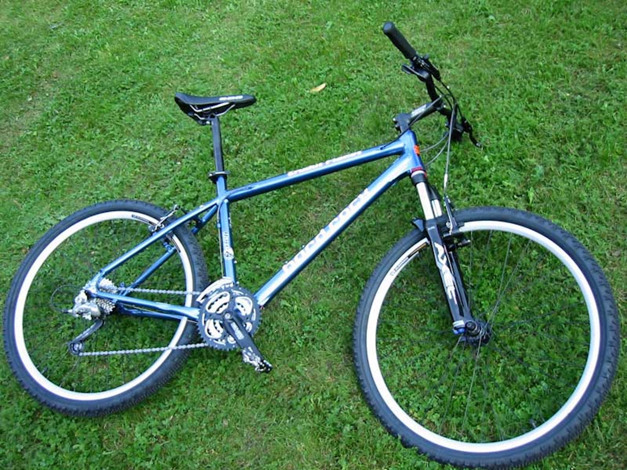 Denne kan du vinne! Bikes and Boards har i samarbeid med ivrige stisyklister laget en sti-versjon av Hard Rocx Crudus. Med lett Race 2 ramme, solide hjul, gode bremser og justerbar Manitou Axel Elite, så er dette en skikkelig sti-killer! Denne kan du vinne! Bikes and Boards har i samarbeid med ivrige stisyklister laget en sti-versjon av Hard Rocx Crudus. Med lett Race 2 ramme, solide hjul, gode bremser og justerbar Manitou Axel Elite, så er dette en skikkelig sti-killer!