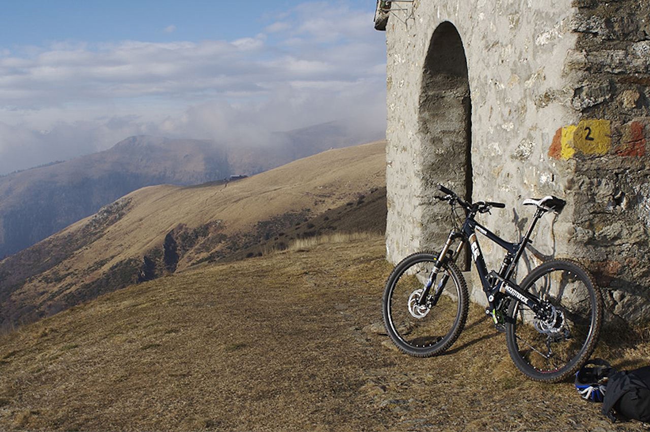 St Amate ligger 1600 meter over havet. 1400 meter over Aquaseria på vestsiden av Comosjøen. St Amate ligger 1600 meter over havet. 1400 meter over Aquaseria på vestsiden av Comosjøen.