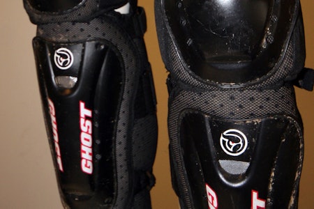 Knebeskytterne fra Ghost er leddet i kneet og har ventilasjonshull. Knebeskytterne fra Ghost er leddet i kneet og har ventilasjonshull.