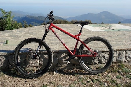 Tøffing: Slakkere vinkler, feitere dekk, lengre gaffel. Dialled Bikes Alpine er klar for brattsykling. Tøffing: Slakkere vinkler, feitere dekk, lengre gaffel. Dialled Bikes Alpine er klar for brattsykling.