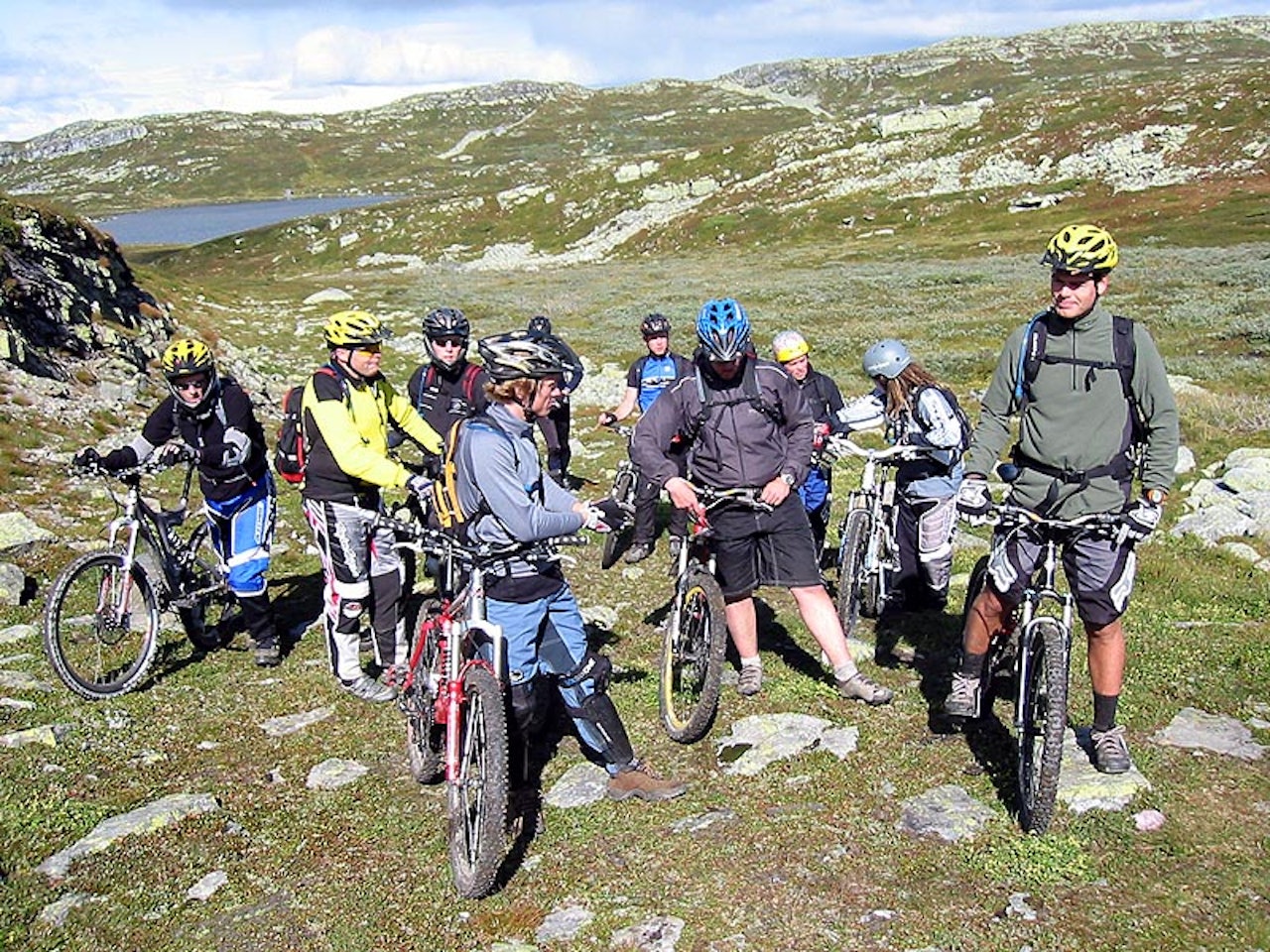 Teten: Denne gruppa gikk i brudd og rykket brutalt fra hovedfeltet under Utflukt 2003, takket være knallhard lagdisiplin og systematisk mengdetrening. Sabotasje med Bamsemumspose-knitring sørget dessverre for kollektiv mental kollaps bare sekunder etter at dette bildet ble tatt. Teten: Denne gruppa gikk i brudd og rykket brutalt fra hovedfeltet under Utflukt 2003, takket være knallhard lagdisiplin og systematisk mengdetrening. Sabotasje med Bamsemumspose-knitring sørget dessverre for kollektiv mental kollaps bare sekunder etter at dette bildet ble tatt.