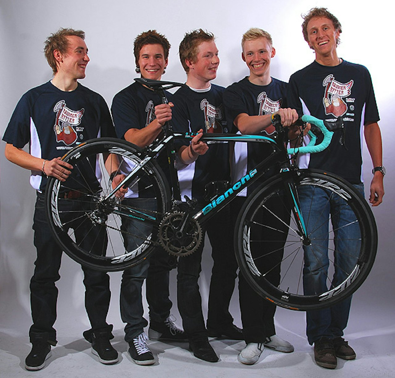 Ung og ambisiøs gjeng med Raumerryttere. Fra venstre: Jon Anders Grøndal, Adrian Gjølberg, Vegard Robinson Bugge, Niklas Aakvik og Ole Christian Fagerli. Ung og ambisiøs gjeng med Raumerryttere. Fra venstre: Jon Anders Grøndal, Adrian Gjølberg, Vegard Robinson Bugge, Niklas Aakvik og Ole Christian Fagerli.