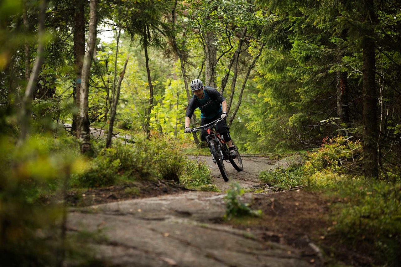 Knut Lønnqvist tester grepet på svabergpartiene ned fra Røverkollen mot Skytta i Lillomarka. / Stisykling i Norge. Knut Lønnqvist tester grepet på svabergpartiene ned fra Røverkollen mot Skytta i Lillomarka. / Stisykling i Norge.