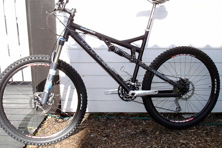 Titus Moto Lite II har 100 og 125 mm vandring bak og en hydroformet aluminiumsramme med karbon Mac Pherson stag og vippeledd. Titus Moto Lite II har 100 og 125 mm vandring bak og en hydroformet aluminiumsramme med karbon Mac Pherson stag og vippeledd.