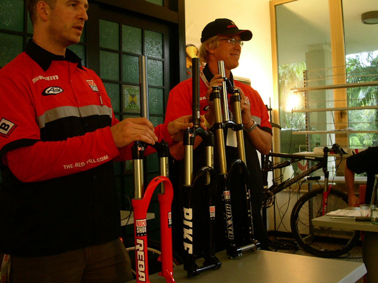 Rock Shox 2005: Europa-markedssjef Dirk Belling og Greg Herbold viser oss SRAM-nyheter for 2005. Her Reba, Pike og Boxxer Ride Rock Shox 2005: Europa-markedssjef Dirk Belling og Greg Herbold viser oss SRAM-nyheter for 2005. Her Reba, Pike og Boxxer Ride