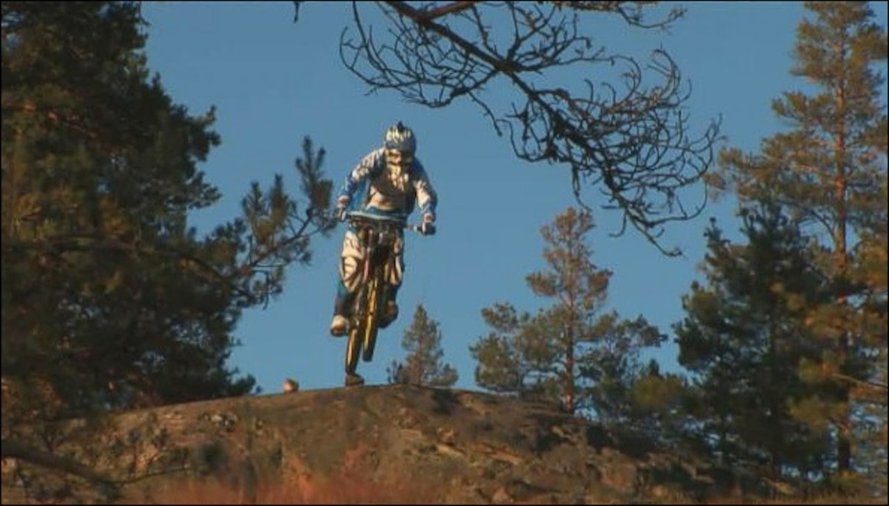 Det hele begynner med at Matti kommer borti steinen til høyre med bakhjulet på en klippegap. Det hele begynner med at Matti kommer borti steinen til høyre med bakhjulet på en klippegap.