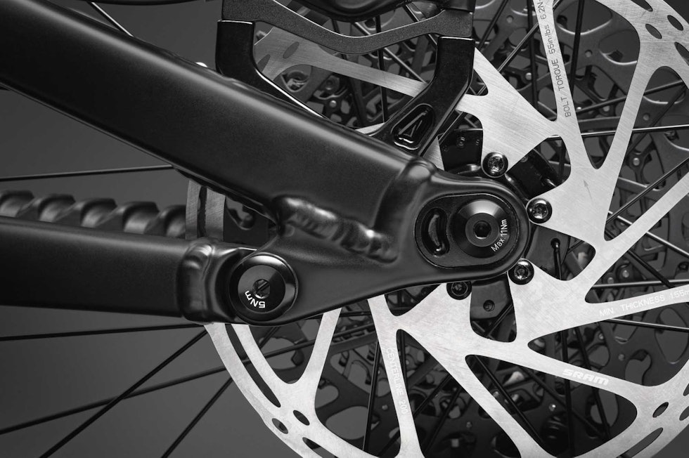 KAN FLYTTES: Ønsker du en kjapp og manøvrerbar, eller litt mer stabil opplevelse? Med justerbare kjedestag kan du være med å påvirke dette litt. Foto: GT gt force carbon 2021