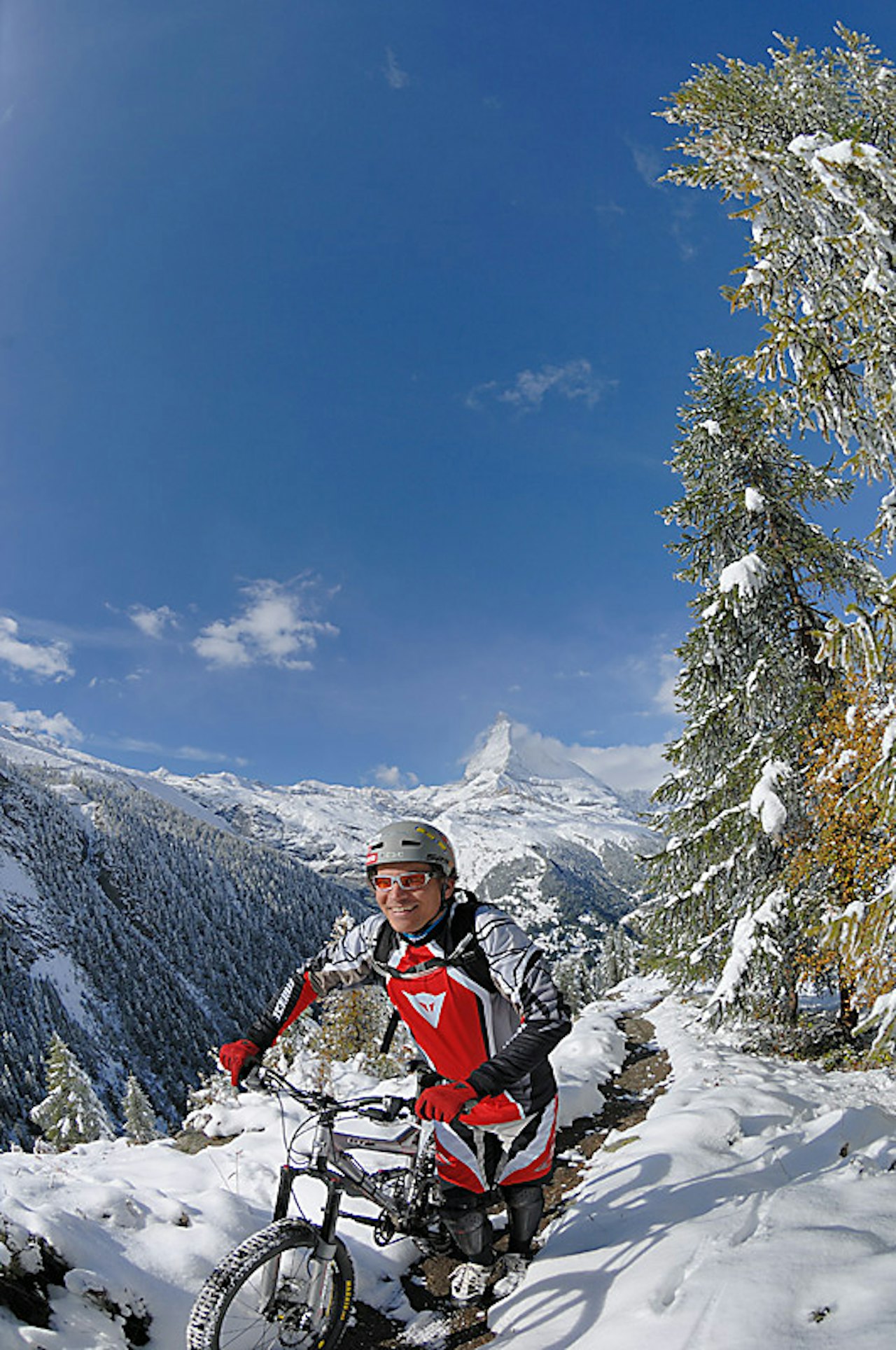 Emil og Toblerone. Den hvite varianten er lekker, men ikke like populær blant syklistene som den klassiske brune. Emil smiler likevel. Emil og Toblerone. Den hvite varianten er lekker, men ikke like populær blant syklistene som den klassiske brune. Emil smiler likevel.