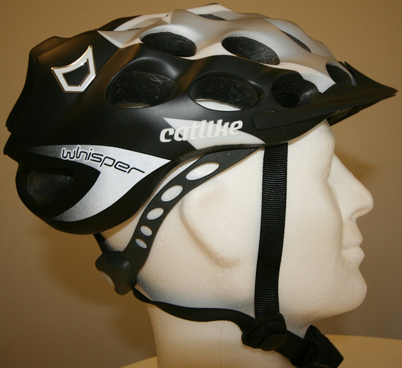 Catlike Whisper er en lett hjelm med runde former. Den justerbare strammemekanismen i bakhodet lar seg justere i høyden. Catlike Whisper er en lett hjelm med runde former. Den justerbare strammemekanismen i bakhodet lar seg justere i høyden.