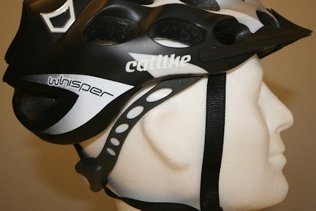 Catlike Whisper er en lett hjelm med runde former. Den justerbare strammemekanismen i bakhodet lar seg justere i høyden. Catlike Whisper er en lett hjelm med runde former. Den justerbare strammemekanismen i bakhodet lar seg justere i høyden.