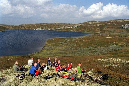 Fjolls til fjells: Har du ikke prøvd fjellsykling før, bør du prøve en tur til Skeikampen i Gausdal. Her finner du et rekordbra nettverk av stier, og ikke minst: Førsteklasses lunsjsteder! På bildet: Kollektiv nytelse av flatklemte brødskiver under Utflukt 2002 - på vei mot Svinslåvangen. Fjolls til fjells: Har du ikke prøvd fjellsykling før, bør du prøve en tur til Skeikampen i Gausdal. Her finner du et rekordbra nettverk av stier, og ikke minst: Førsteklasses lunsjsteder! På bildet: Kollektiv nytelse av flatklemte brødskiver under Utflukt 2002 - på vei mot Svinslåvangen.