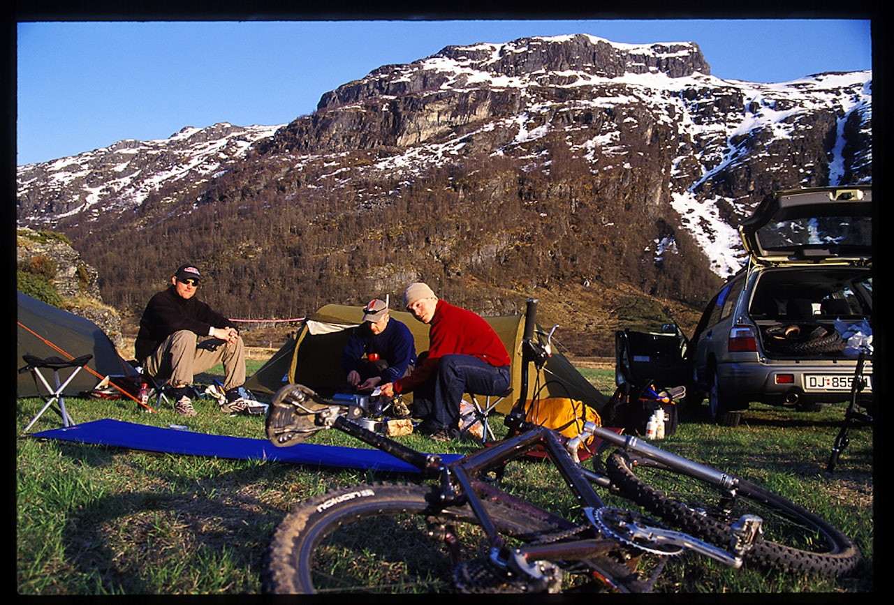 Camping: Johan Løberg Tofte, Jan Terje Walmann og Morten Jørve bruker frokosten på å lure på om dette er en god idé. Samme kveld var de fortsatt litt i tvil. Camping: Johan Løberg Tofte, Jan Terje Walmann og Morten Jørve bruker frokosten på å lure på om dette er en god idé. Samme kveld var de fortsatt litt i tvil.