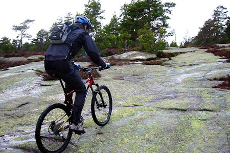 RETT OPP: Fra starten gikk det rett opp i Gressvikmarka. Vi fikk selvfølgelig ikke melkesyre. Foto: Truls Erik Johnsen. stisykling fredrikstad gressvik gressvikmarka trondalen