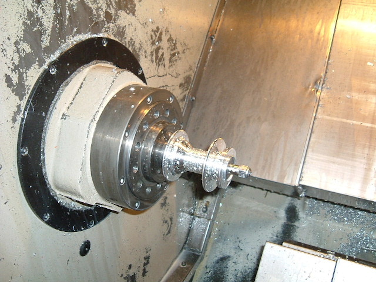 Welcome to the machine: Et stykke aluminium får sakte men sikkert form som et baknav i dreibenken hos Betd. Welcome to the machine: Et stykke aluminium får sakte men sikkert form som et baknav i dreibenken hos Betd.