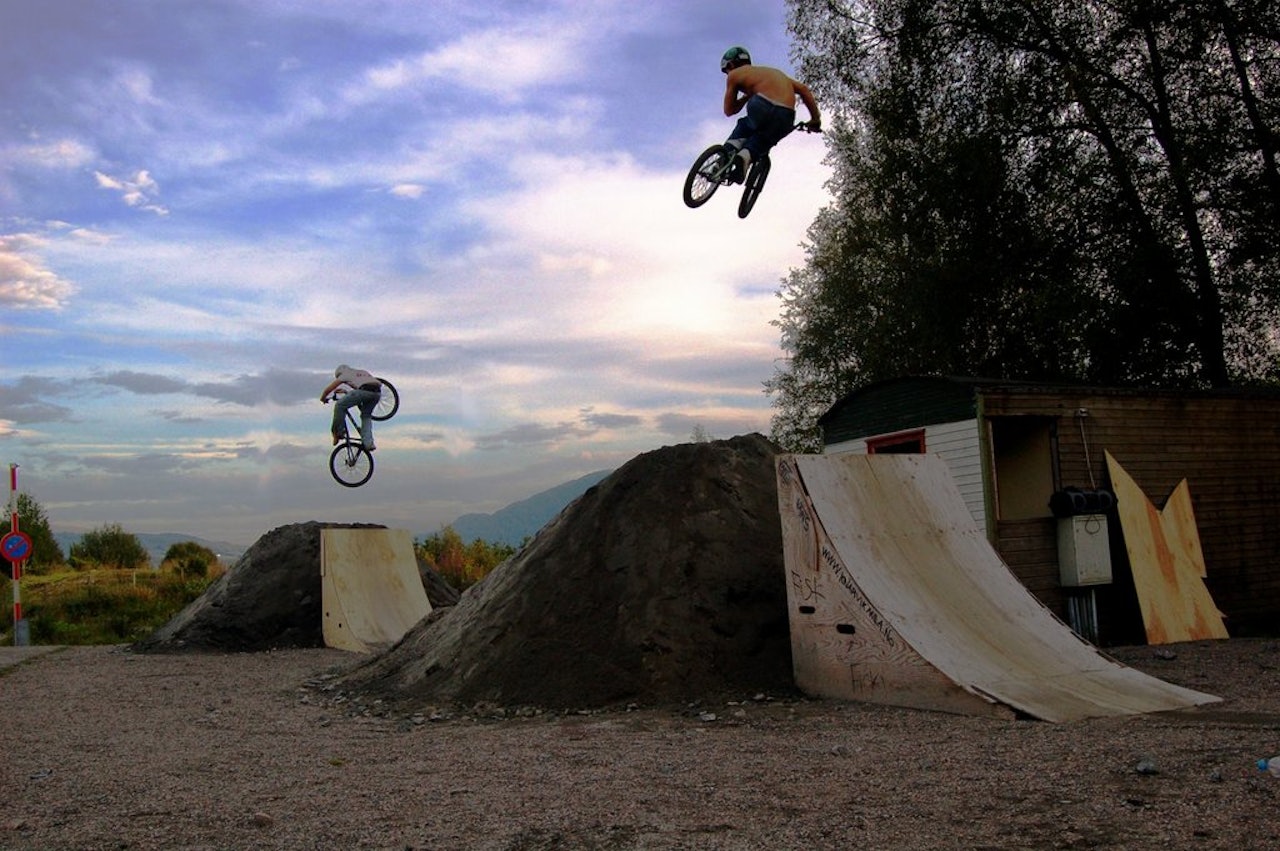 Arne-Christian Eide og Vegar Kvamme drar på for fotograf og filmer under innspilling av Prospect. Foto: Frikk Fossdal Arne-Christian Eide og Vegar Kvamme drar på for fotograf og filmer under innspilling av Prospect. Foto: Frikk Fossdal