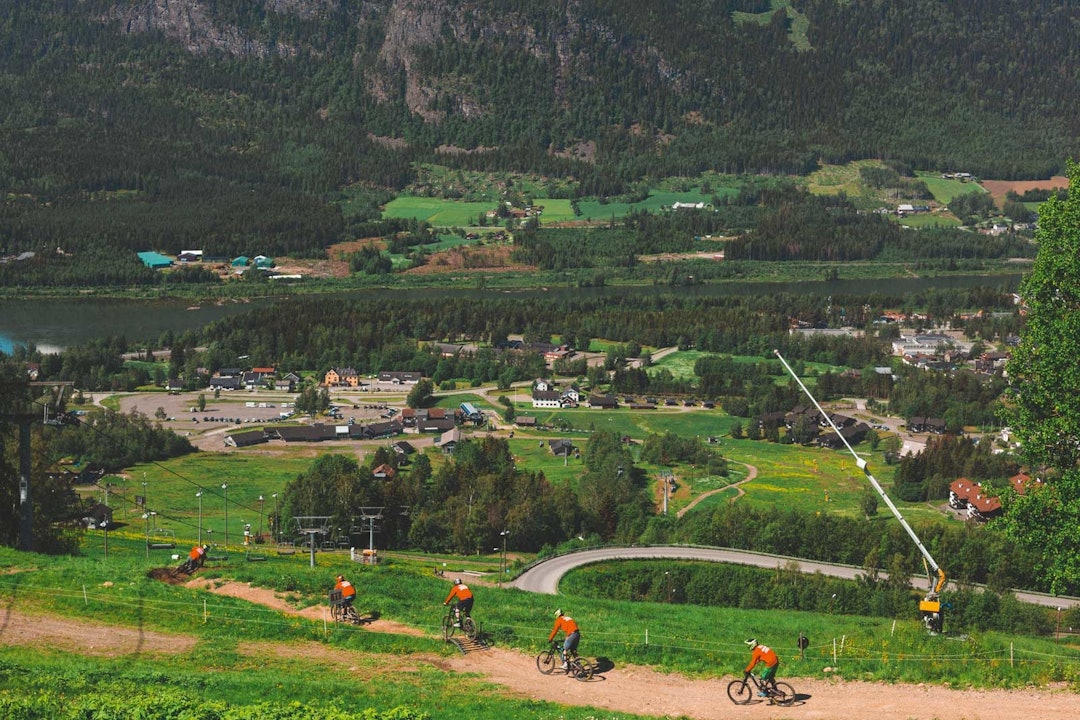 MORO TIL LEIE: Du kjenner lett igjen de som har leid sykkel og utstyr med de røde trøyene. Åpningshelgen var det flere som hadde tatt turen til Hafjell Bike Park, både nybegynnere og godt øvede.