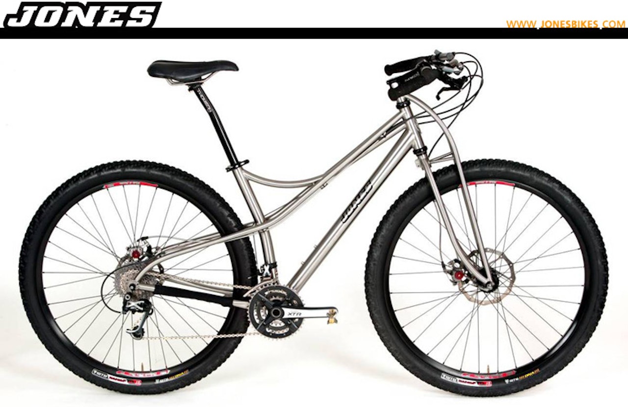 Laterally stiff yet vertically compliant er sykkelverdenens største klisjé. Jeff Jones mener han har kommet forbi klisjeen med dette designet... Laterally stiff yet vertically compliant er sykkelverdenens største klisjé. Jeff Jones mener han har kommet forbi klisjeen med dette designet...