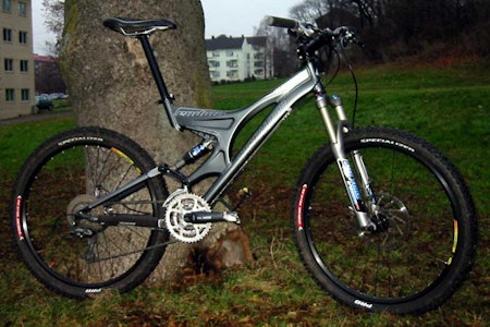 In the left hand corner wearing grey trunks: Specialized Enduro Expert i all sin (eh, litt slørete) prakt In the left hand corner wearing grey trunks: Specialized Enduro Expert i all sin (eh, litt slørete) prakt