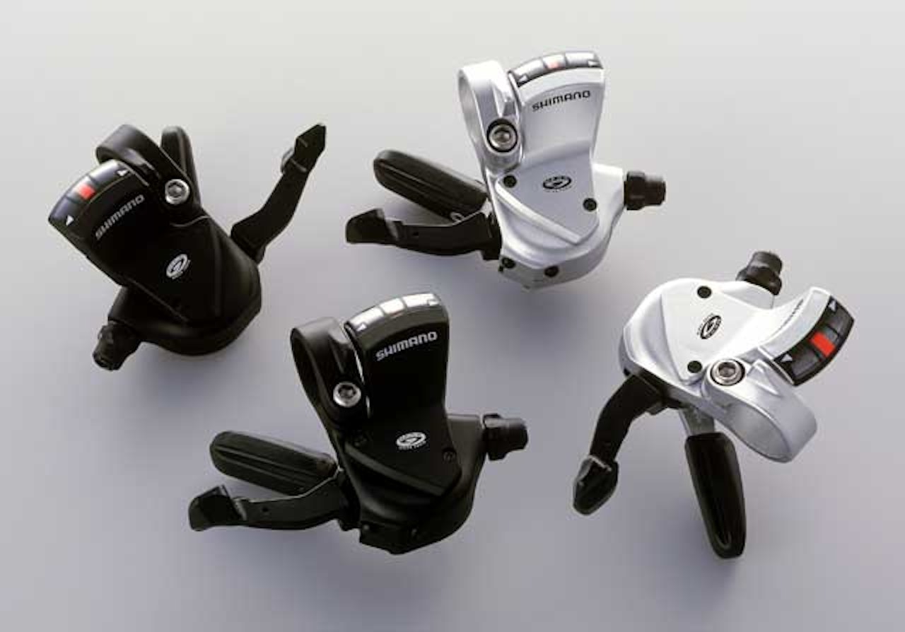 SHIMANO-NYHET: Shimano relanserer Rapidfire+ girhendler for 2005, i et forsøk på å unngå handelslekkasjen i retning SRAM... Selve nyheten ser ut til å være at XT-hendlene nå også leveres i svart. shimano xt sykkelgir
