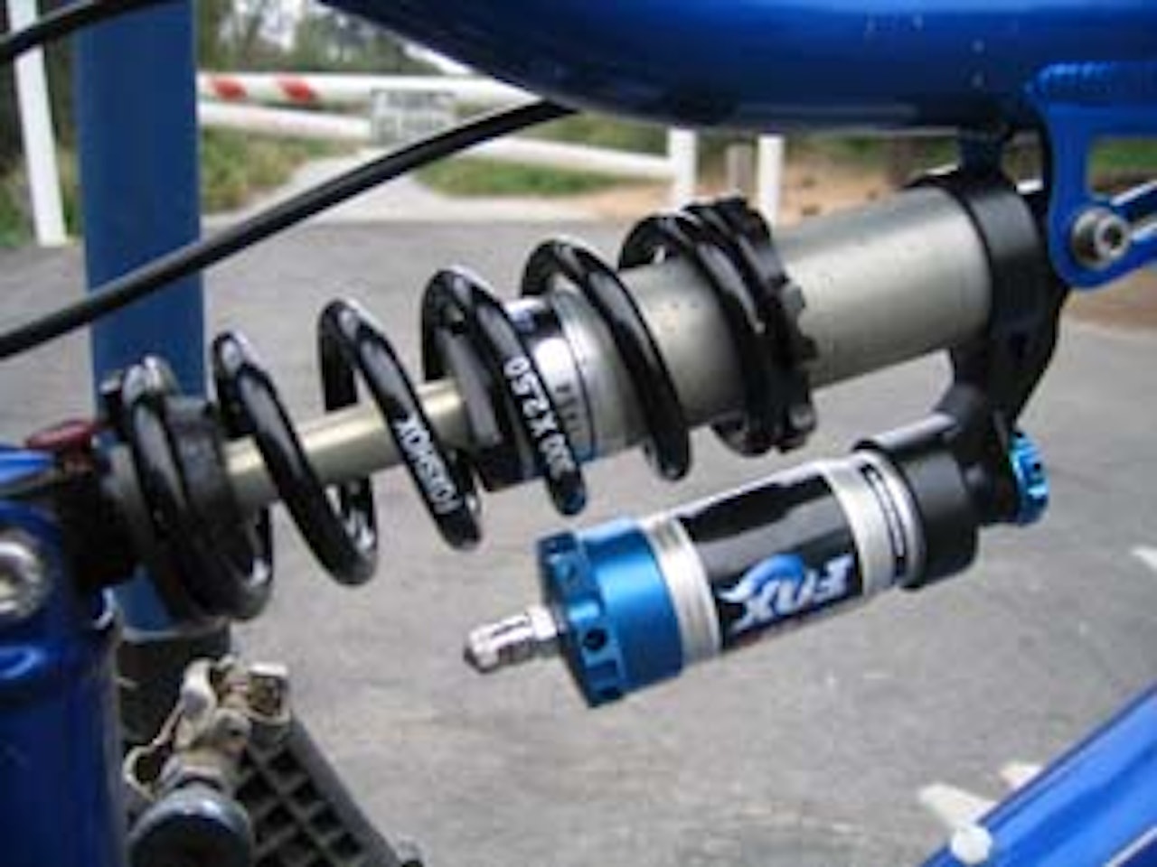 DHX: Slik ser den altså ut, Fox's svar på pedal platform-demperne fra Curnutt, Progressive Suspension og Manitou.    Foto: Mountain Bike Action DHX: Slik ser den altså ut, Fox's svar på pedal platform-demperne fra Curnutt, Progressive Suspension og Manitou.    Foto: Mountain Bike Action